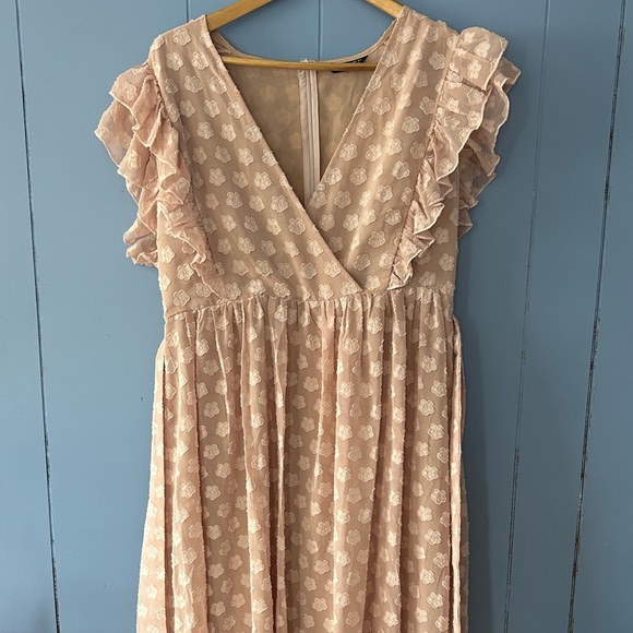 Dresses & Skirts - Women’s Pale Pink Floral Dress With Belt - Size 2XL